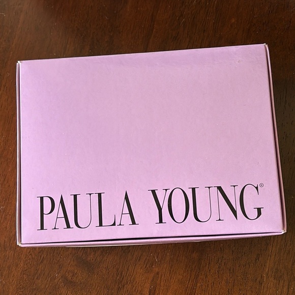 New in Box, TWO gray/silver short wigs! Original packaging never worn!!! - Picture 3 of 6